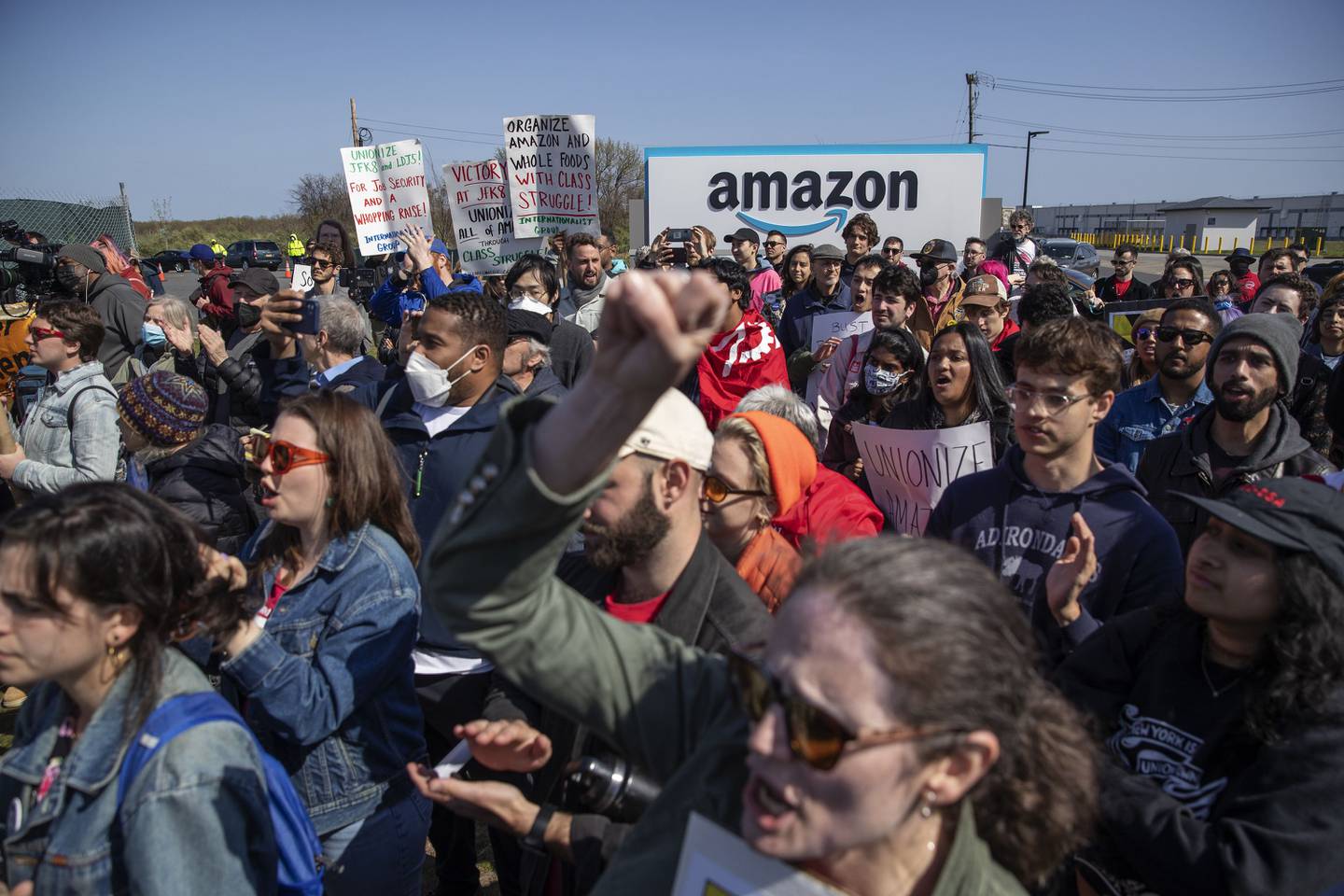 Manifestantes durante una manifestación del sindicato de trabajadores de Amazon en el barrio de Staten Island, Nueva York, el 24 de abril.