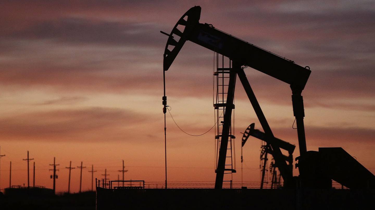 La AIE advierte que la decisión de la OPEP+ de reducir la producción podría llevar al petróleo a niveles que induzcan una recesión en la economía mundial. Fuente: Bloomberg