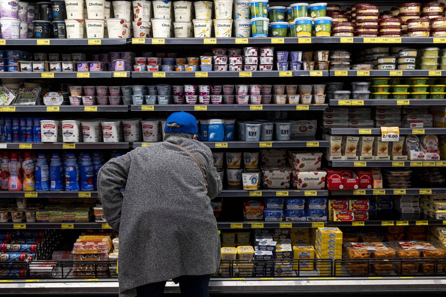 Un cliente compra en la sección de productos lácteos de una tienda de comestibles en San Francisco, California, el jueves 11 de noviembre de 2021.