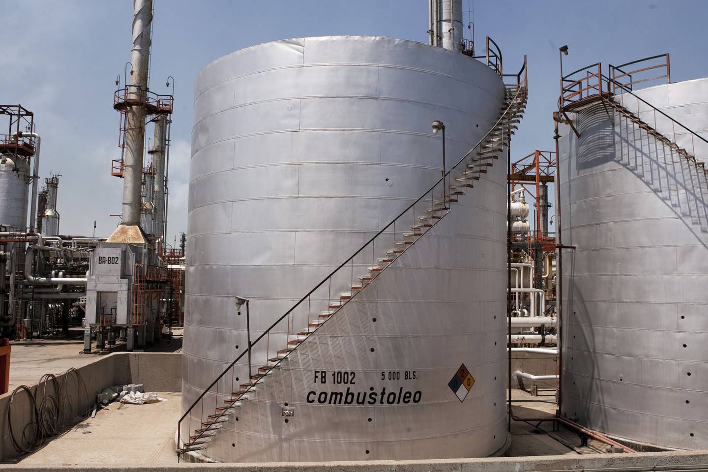 Un tanque de almacenamiento de combustóleo de la empresa estatal Petróleos Mexicanos (Pemex) en su refinería Miguel Hidalgo en Tula de Allende, Hidalgo.