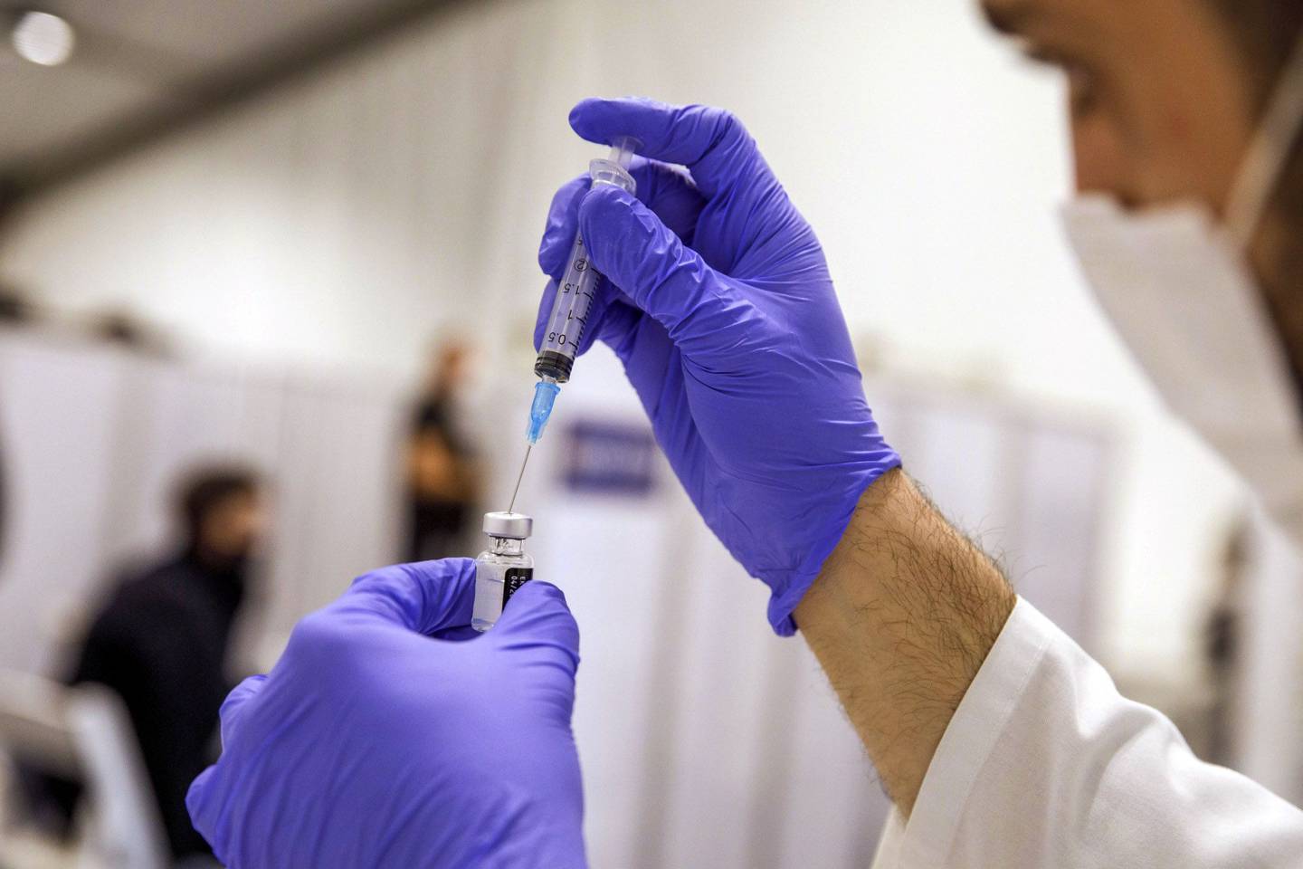 Un enfermero prepara un dosis de la vacuna de Covid-19 de Pfizer-BioNTech Covid-19 en la plaza Rabin, en Tel Aviv. Fotógrafo: Kobi Wolf/Bloomberg