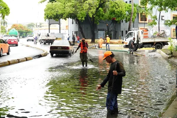 Agentes de la Dirección General de Seguridad de Tránsito y Transporte Terrestre ofrecen asistencia vial, en Santo Domingo, el 22 de agosto de 2023.