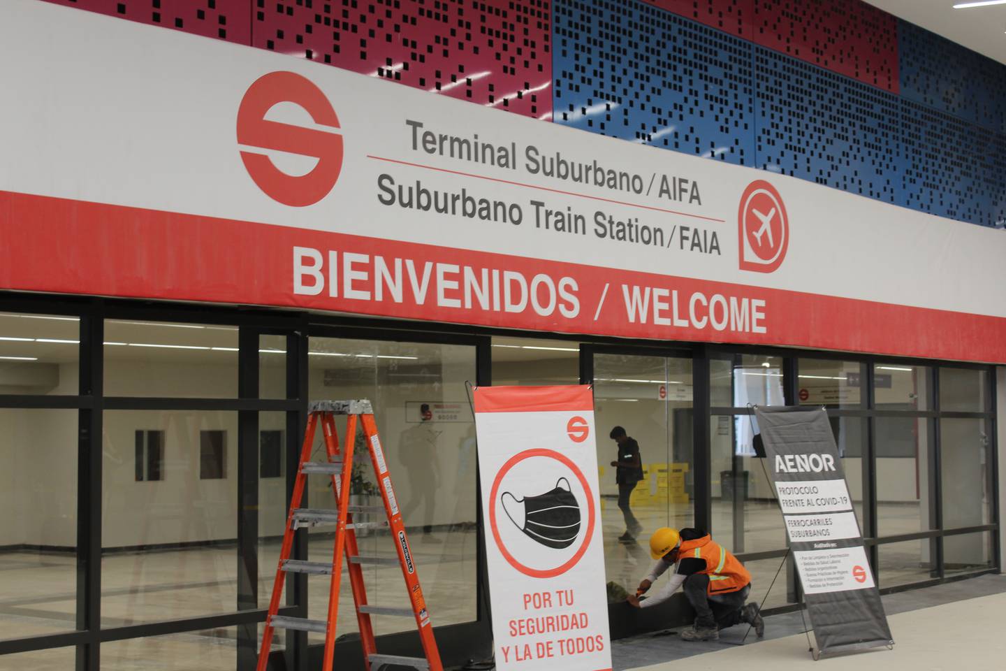 Un letrero en la estación del Tren Suburbano en el Aeropuerto Internacional Felipe Ángeles, conocido como AIFA.