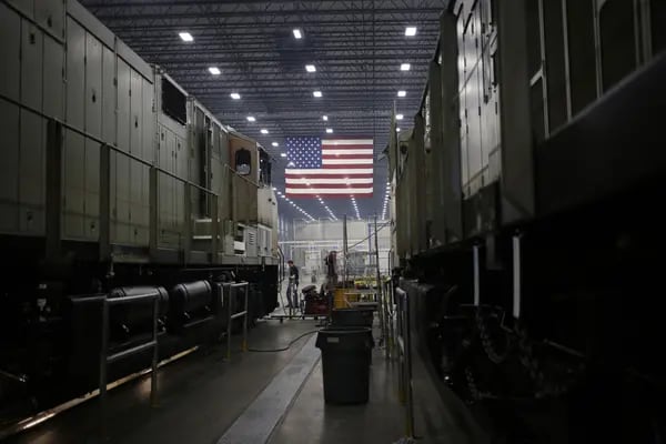 Una bandera estadounidense cuelga en una fábrica de Fort Worth, Texas. Fotógrafo: Luke Sharrett/Bloomberg