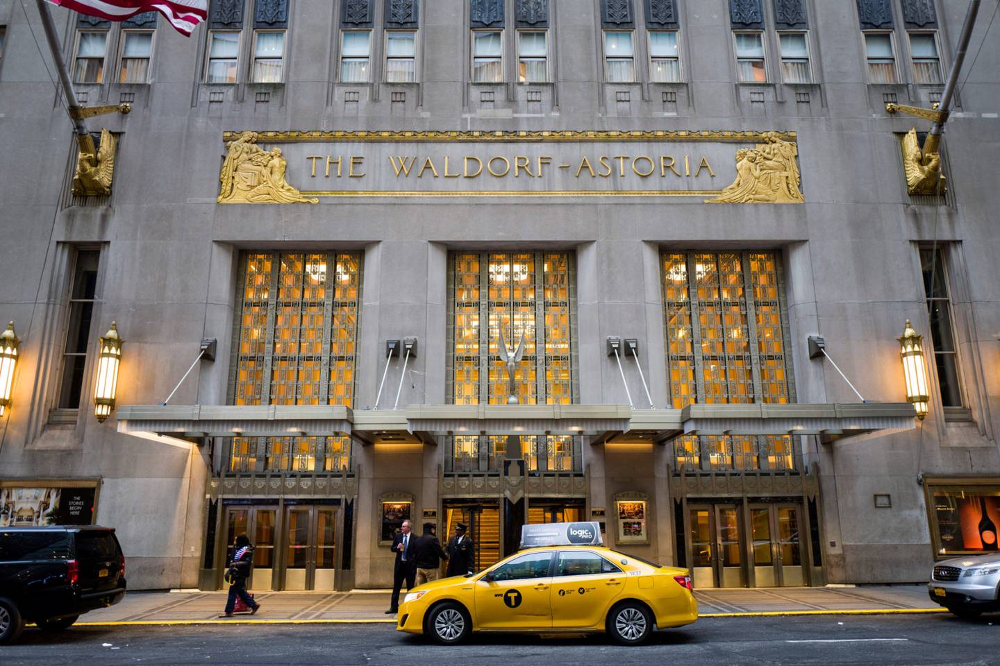 NUEVA YORK, NY - 28 DE FEBRERO: Una vista exterior del Hotel Waldorf Astoria, el 28 de febrero de 2017 en la ciudad de Nueva York.