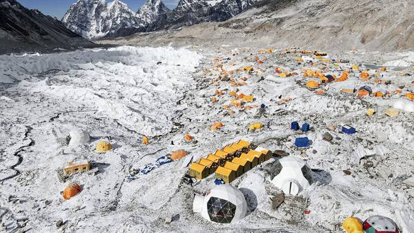 Muertes en el Everest se elevan tras el récord de alpinistas que intentan llegar a la  cimadfd