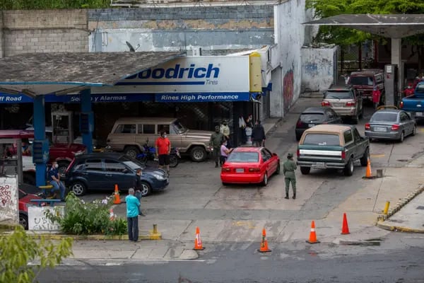 Venezolanos padecen largas filas para llenar tanques de gasolina. Fotógrafo: Manaure Quintero/Bloomberg