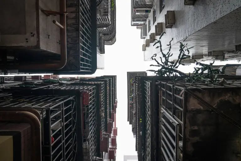 Algunos edificios en centros urbanos están tan cerca entre sí que les llaman: "edificios que se dan la mano". Foto: Yan Cong/Bloombergdfd