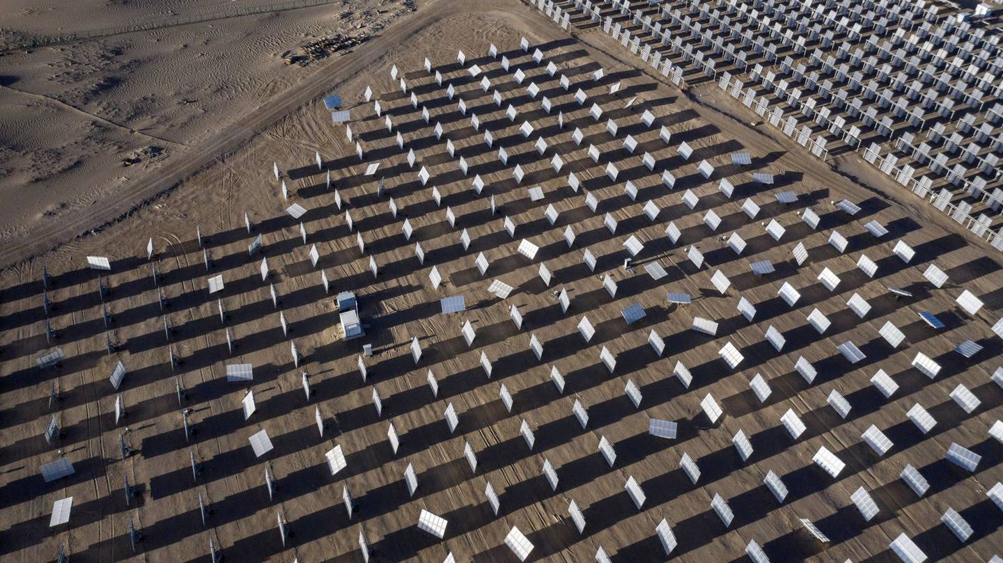 Módulos fotovoltaicos en una planta de energía solar cerca de Golmud, provincia de Qinghai, China. Fotógrafo: Qilai Shen/Bloomberg