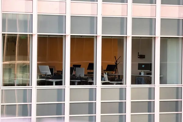 Una estación de trabajo vacía dentro de un edificio de oficinas en San Francisco, California, EE. UU., el miércoles 9 de junio de 2021.