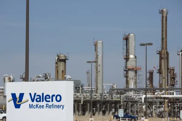 Un letrero de la compañía Valero aparece cerca de la refinería de petróleo Mackee en Texas, Estados Unidos.