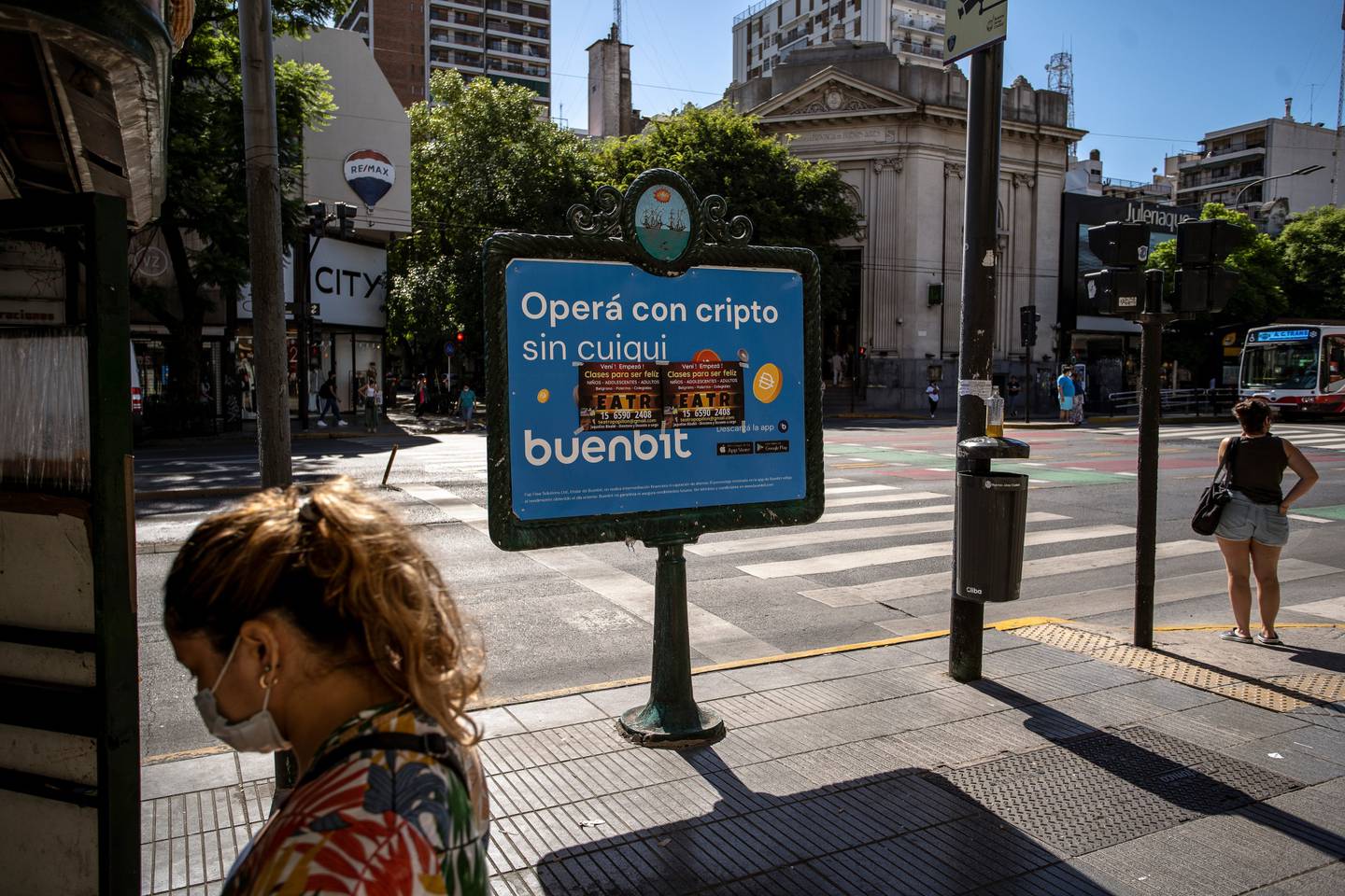 Um anúncio da Buenbit na Avenida Cabildo.Fotógrafo: Sarah Pabst/Bloombergdfd