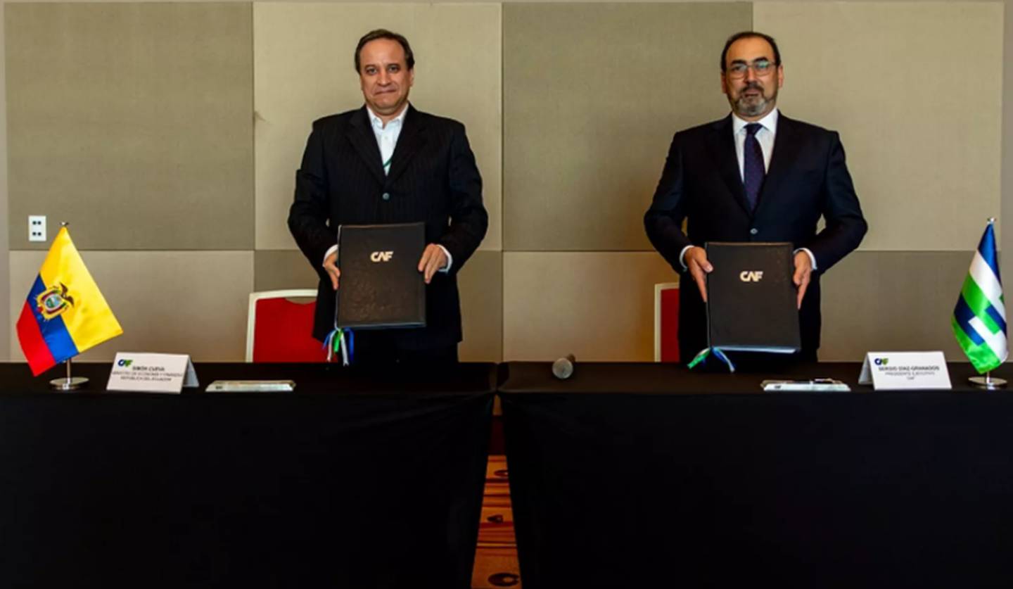 El presidente de la CAF y el ministro de Finanzas de Ecuador suscribieron el acuerdo.