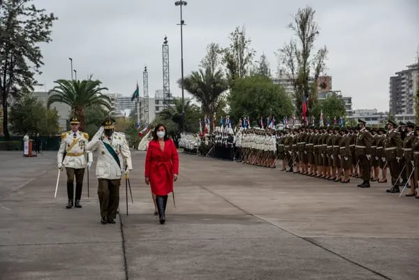 Izkia Siches, ministra del Interior y Seguridad Pública de Chile, a la derecha, llega a un evento por el 95 aniversario de los Carabineros de Chile en Santiago, Chile, el miércoles 27 de abril de 2022.