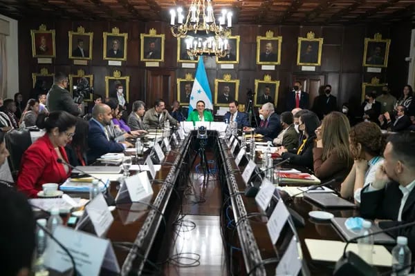 La presidenta Xiomara Castro, junto con sus secretarios de Estado.