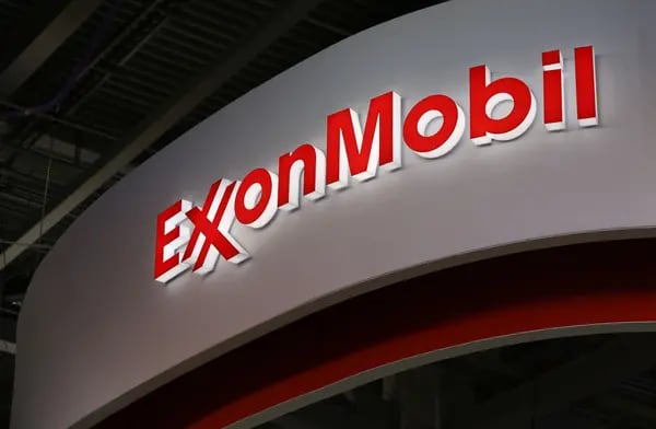 Un logotipo se ilumina fuera del pabellón corporativo de Exxon Mobil Corp. durante el 21º Congreso Mundial del Petróleo en Moscú, Rusia, el lunes 16 de junio de 2014. Fotógrafo: Bloomberg/Bloomberg