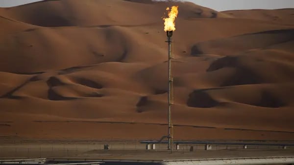 Petróleo revierte pérdidas luego de que OPEP+ acuerda aumentar produccióndfd