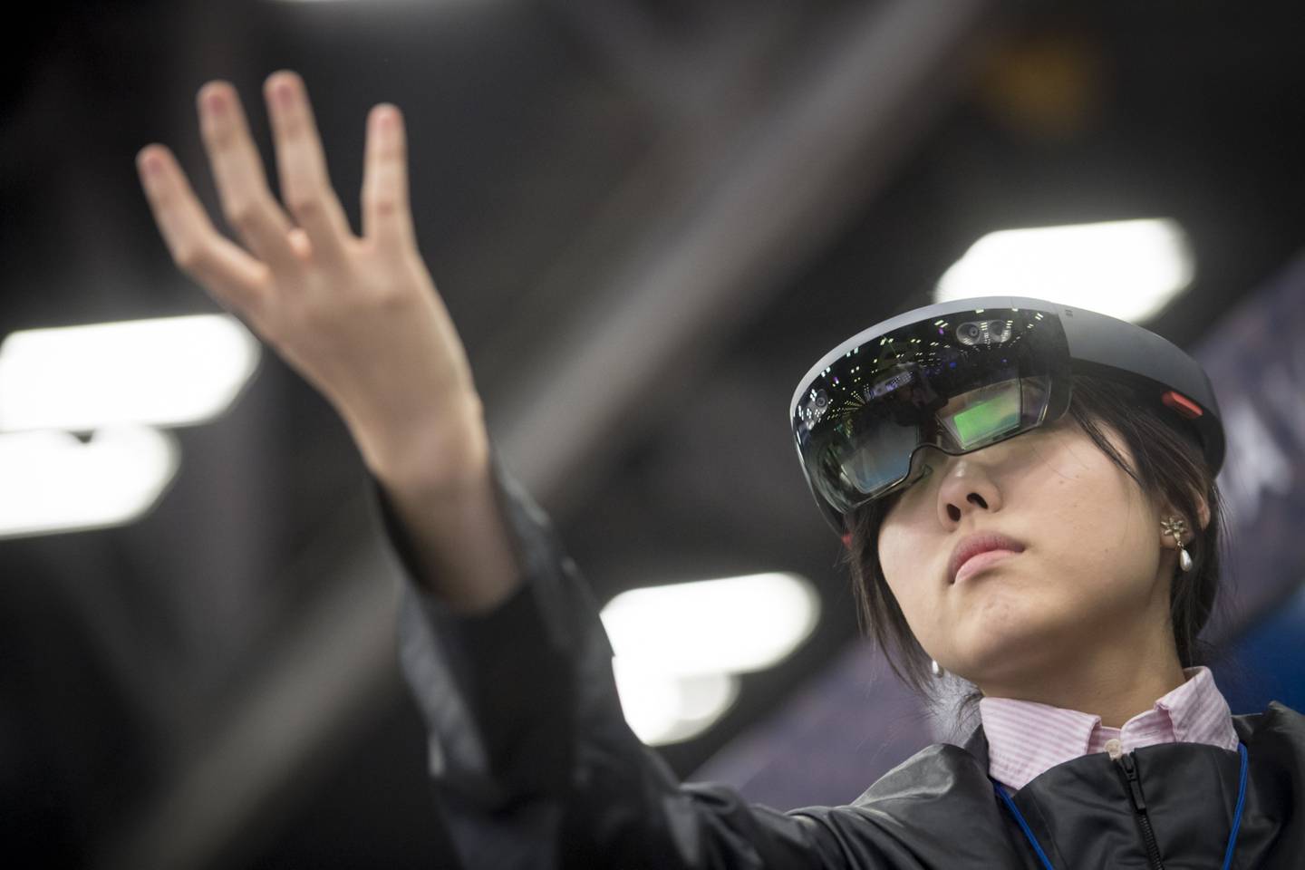 Uma participante do festival South By Southwest (SXSW) experimenta o HoloLens da Microsoft, em 2018: viés de gênero é não apenas um problema das mulheres, mas um obstáculo à inovação