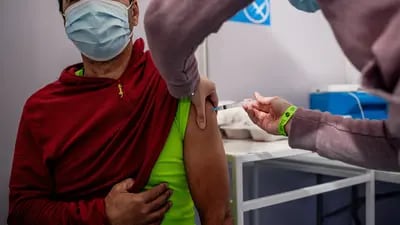 Un trabajador de la salud administra una dosis de la vacuna CoronaVac Covid-19 de Sinovac Biotech Ltd. en una clínica temporal dentro del Estadio Bicentenario en Santiago, Chile.