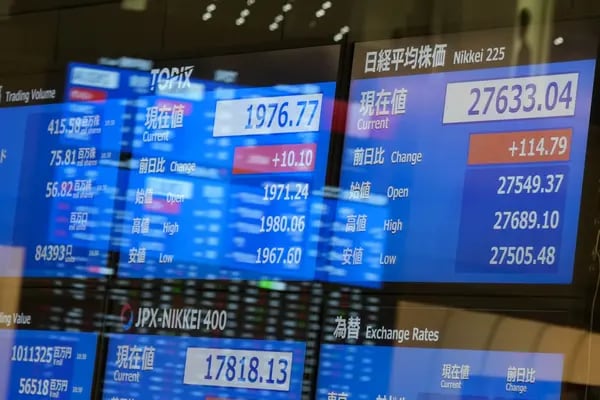 La cifra del Nikkei 225 Stock Average, a la derecha, mostrada en la Bolsa de Tokio (TSE), operada por Japan Exchange Group Inc. (JPX), en Tokio, Japón, el miércoles 29 de marzo de 2023. Fotógrafo: Toru Hanai/Bloomberg
