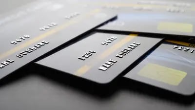Considerando os tipos de dívida, o cartão de crédito seguiu, em março, como destaque absoluto, representando 87% do total de famílias endividadas