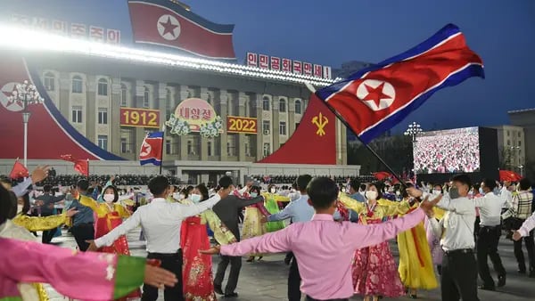 Kim Jong Un exhibe poderosos misiles balísticos y promete ampliar programa nucleardfd