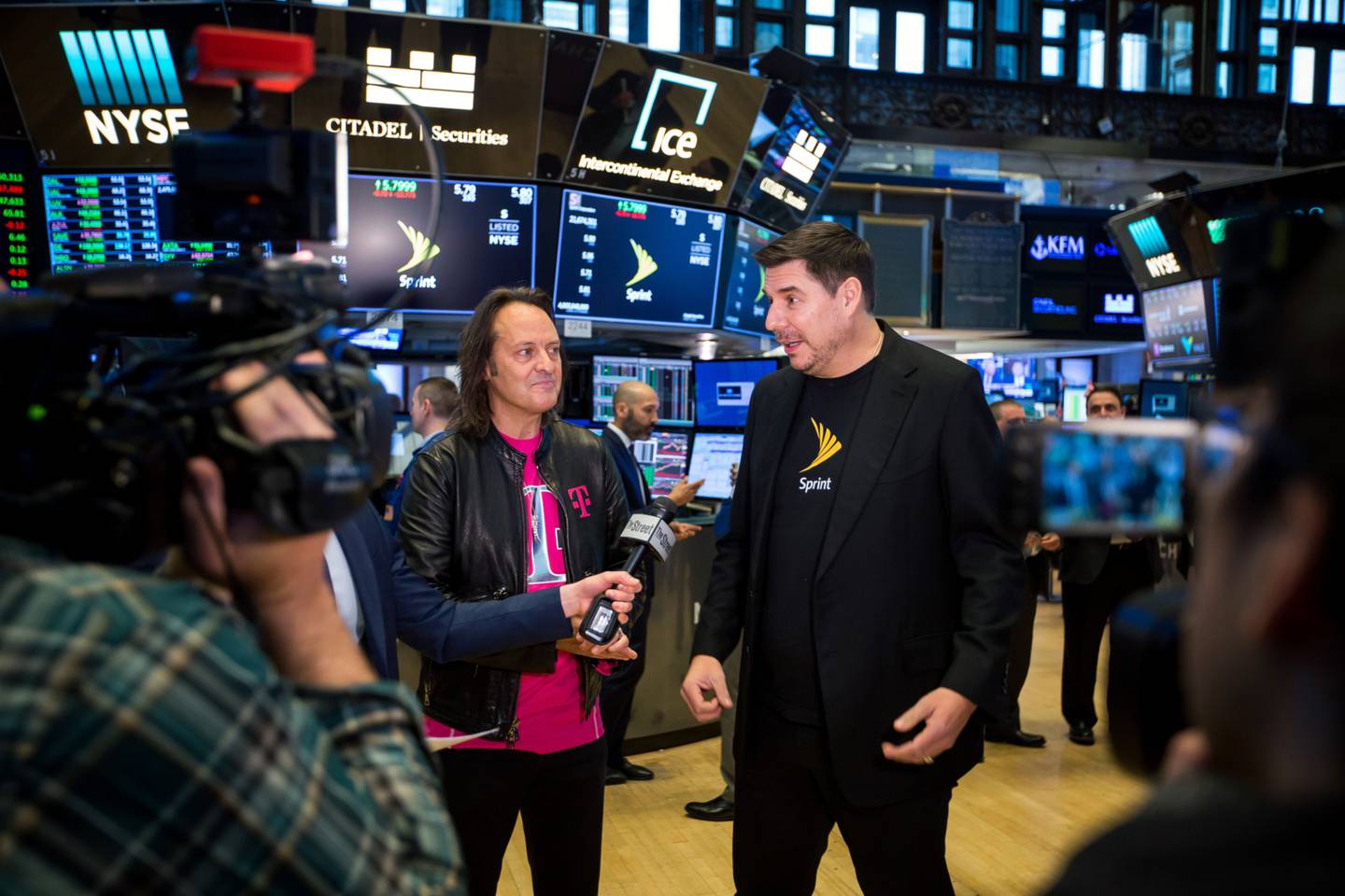 Claure, right, and John Legere, then-CEO of T-Mobile, during an interview on the floor of the NYSE in 2018.dfd