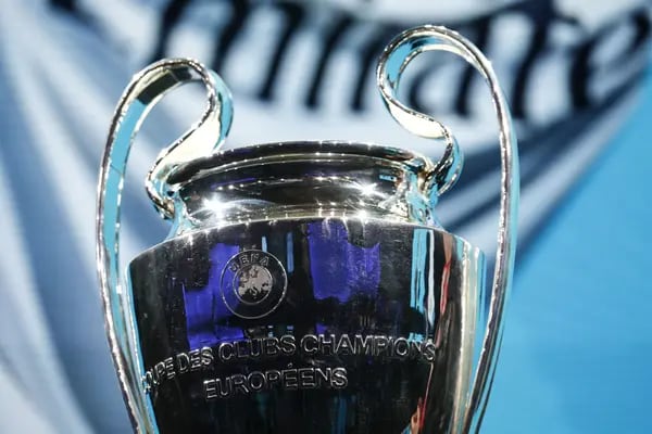 El trofeo de la Liga de Campeones de la Unión de Asociaciones Europeas de Fútbol (UEFA) en la Exposición de Entretenimiento Electrónico E3 en Los Ángeles, California, Estados Unidos.