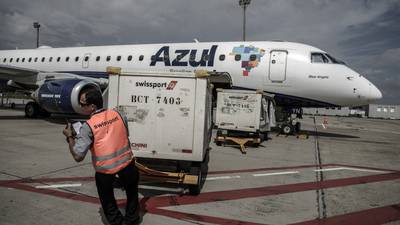Ações do setor de viagem lideram perdas no Brasil; Azul desaba 10%dfd