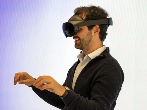 Un asistente muestra el casco de realidad virtual (RV) Meta Quest Pro durante una presentación a los medios en la Meta Store de Burlingame, California, EE.UU., el martes 25 de octubre de 2022.