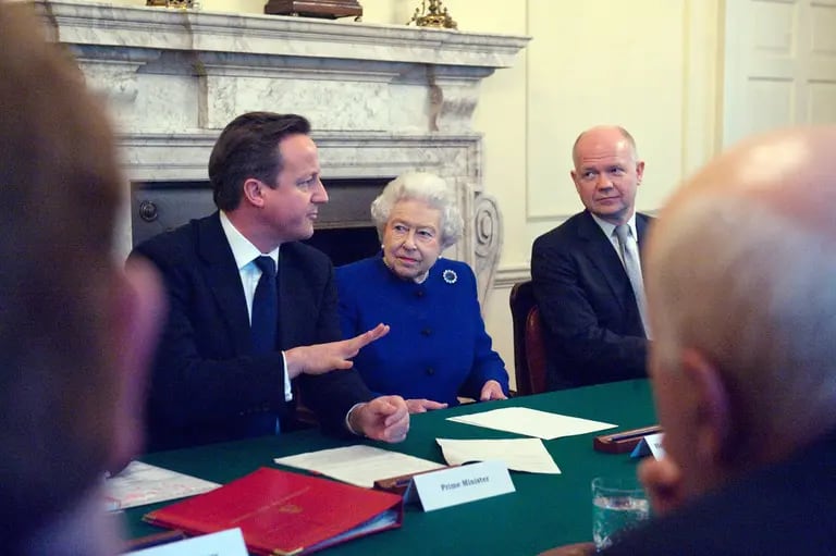 La reina Isabel II junto a David Cameron y William Hague mientras asiste a la reunión semanal del gabinete del gobierno, en 2012. Fotógrafo: WPA Pool/Getty Images Europedfd