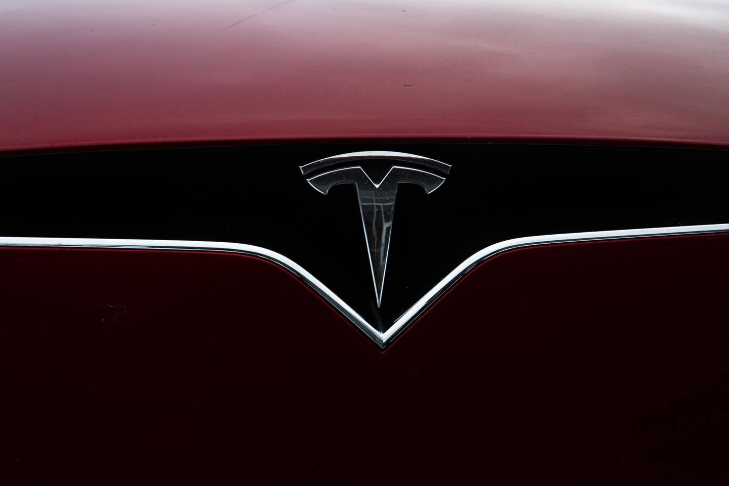 Un logotipo se muestra en un vehículo eléctrico Tesla Inc. cargando en la estación Tesla Supercharger en Fremont, California, EE.UU., el lunes 20 de julio de 2020. Fotógrafa: Nina Riggio/Bloomberg
