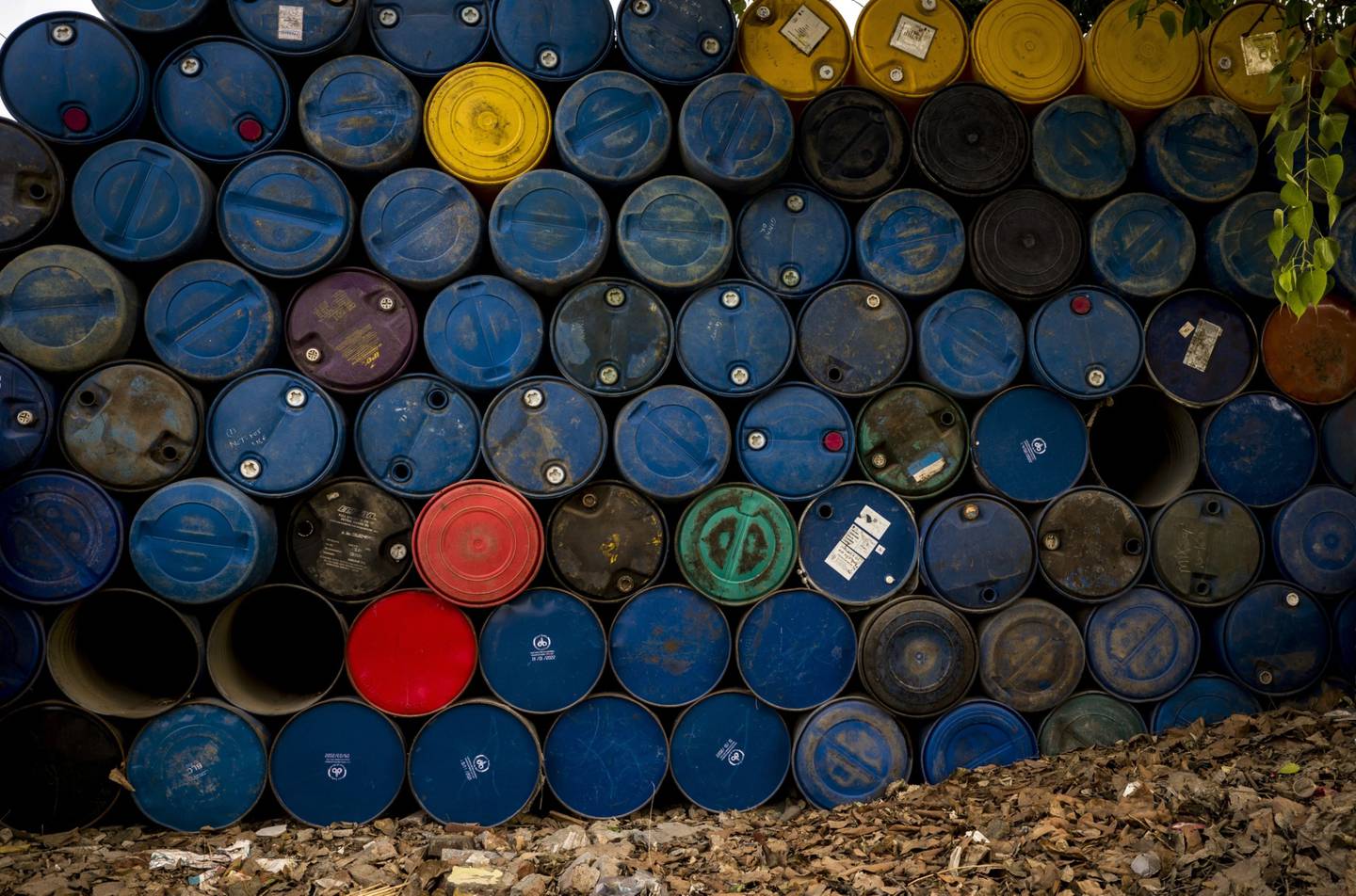 Barriles de petróleo en Faridabad, India, el domingo 12 de junio de 2022.