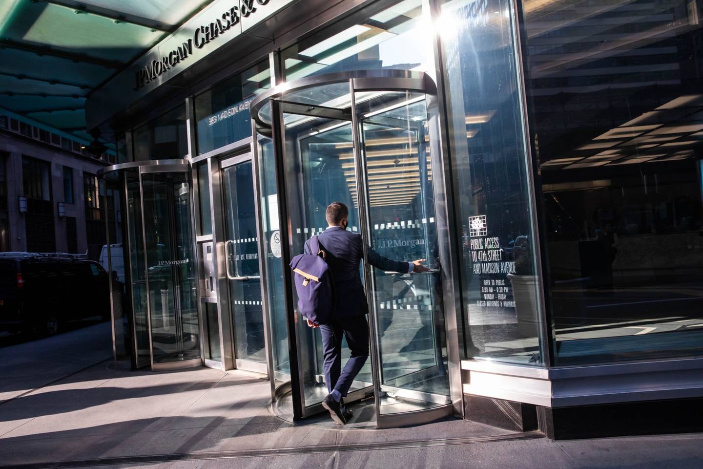 Una persona entra en la sede de JPMorgan Chase & Co. en Nueva York, Estados Unidos, el lunes 21 de septiembre de 2020.