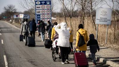 Ucranianos cruzam para a Hungria na fronteira de Beregsurany em Beregsurany, Hungria, em 25 de fevereiro