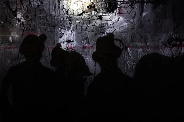 Trabajadores de mina de cobre MMG en Perú inician una huelga por bonificaciones