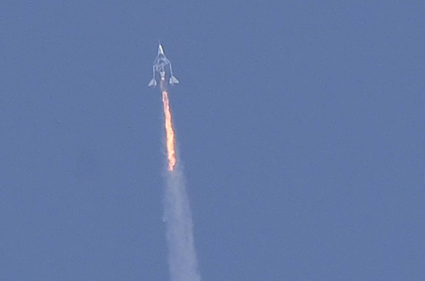 El avión espacial Unity y la nave nodriza de Virgin Galactic SpaceShipTwo cerca de Truth and Consequences, Nuevo México, el 11 de julio de 2021, en su camino hacia el cosmos. Fotógrafo: Patrick T. Fallon/AFP/Getty Images