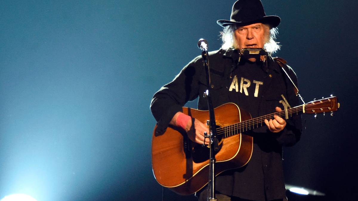 Spotify retira la música de Neil Young tras el ultimátum sobre Joe Rogan