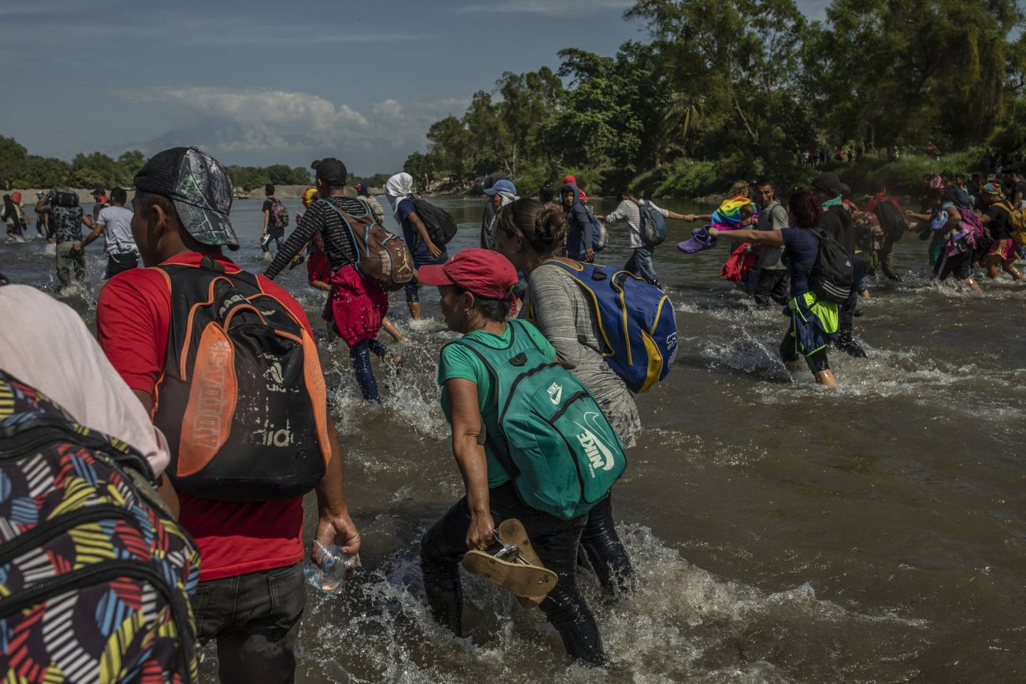 Unos 3.000 migrantes centroamericanos intentaron cruzar el puente fronterizo hacia México.