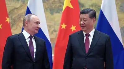 El presidente ruso Vladimir Putin (izq.) y el presidente chino Xi Jinping posan para una fotografía durante su reunión en Pekín, el 4 de febrero de 2022. Fotógrafo: Alexei Druzhinin