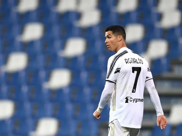12 de mayo, Cristiano Ronaldo del Juventus mira durante un juego de la Serie A entre Sassuolo y Juventus.