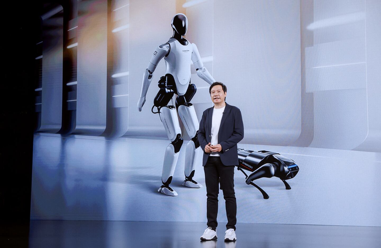 Lei Jun, fundador, presidente y CEO del Grupo Xiaomi, presenta el robot humanoide CyberOne.
