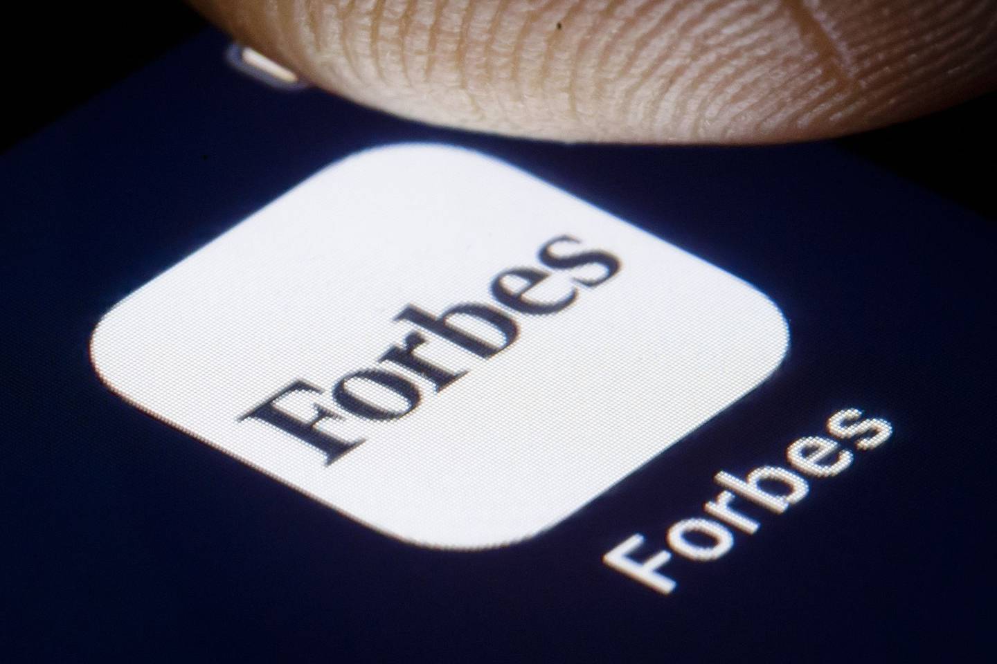 The logo of the US business magazine Forbes is displayed on a smartphone Photographer: Thomas Trutschel/Photothek/Getty Imagesdfd