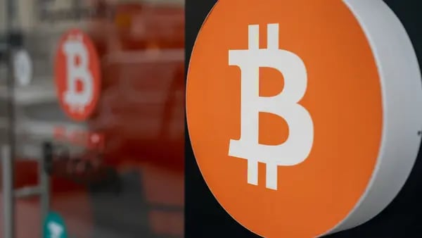 Bitcoin recupera patamar de US$ 70.000 após saídas de ETFs provocarem quedasdfd