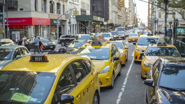Uber ya permite solicitar en Nueva York viajes en taxis a través de su plataforma dfd