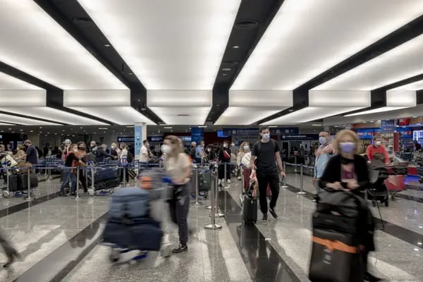 Pasajeros llegan al Aeropuerto Internacional de Ezeiza en Buenos Aires.Fotógrafo: Erica Canepa/Bloomberg