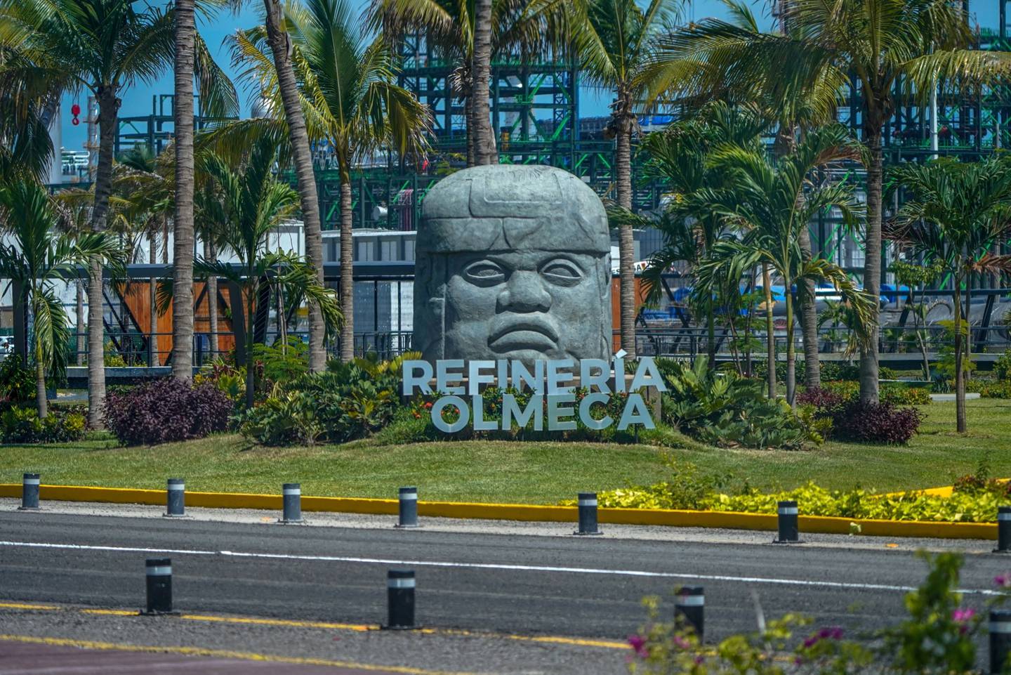 Un letrero de la refinería Olmeca, conocida como Dos Bocas en el municipio de Paraíso, Tabasco.