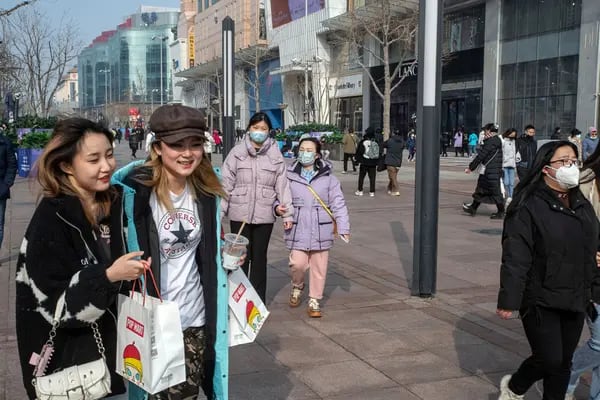 Peatones en la zona comercial de Wangfujing en Pekín, China, el viernes 10 de febrero de 2023.