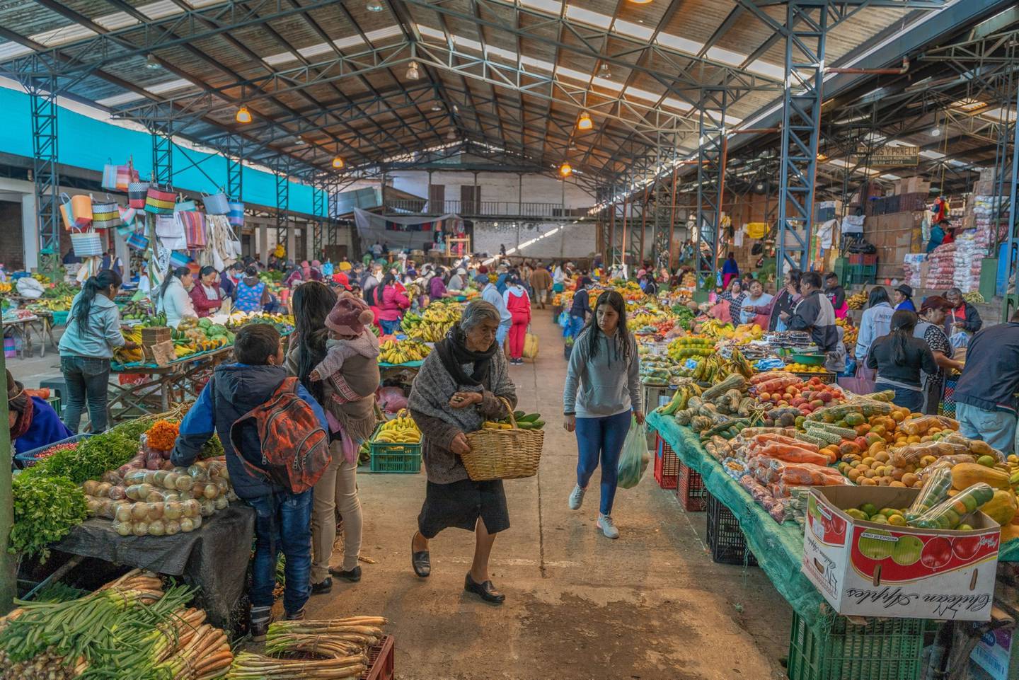 Los compradores miran los productos en el mercado de Silvia en Cauca, Colombia, el martes 10 de mayo de 2022.