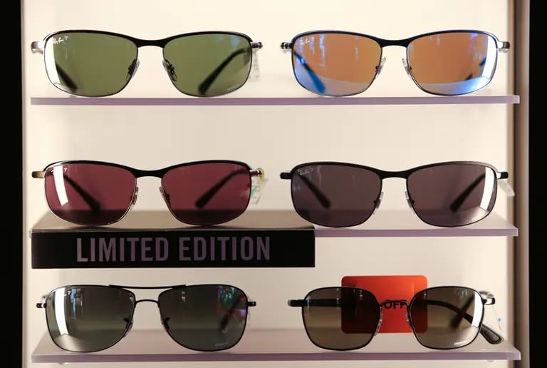 Pares de gafas de sol Ray-Ban de edición limitada, fabricadas por EssilorLuxottica SA, expuestos en una tienda Ray-Ban, en Barcelona, España. Fotógrafo: Ángel García/Bloombergdfd